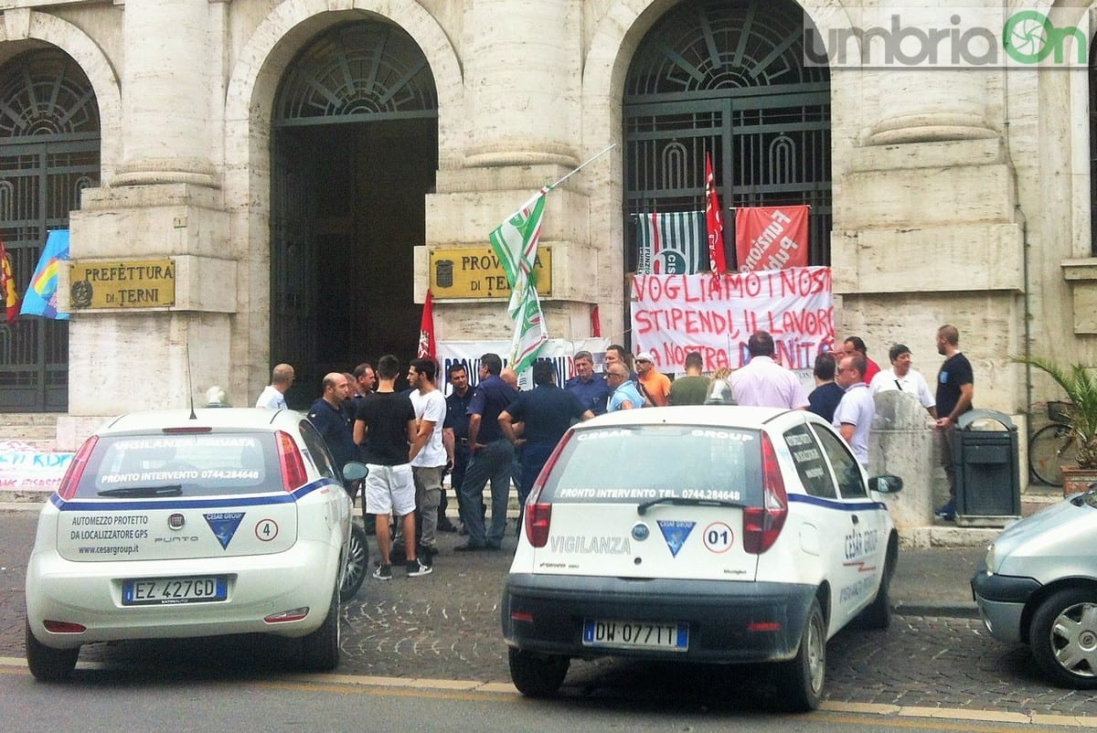I lavoratori Cesar Group sotto la prefettura