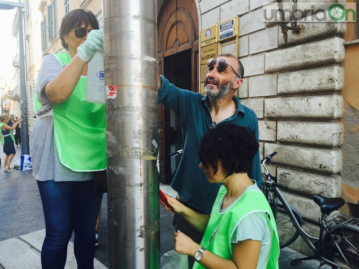 Si parte dai pali della luce