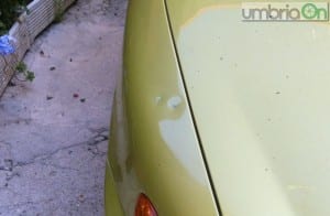L'auto danneggiata dal sasso