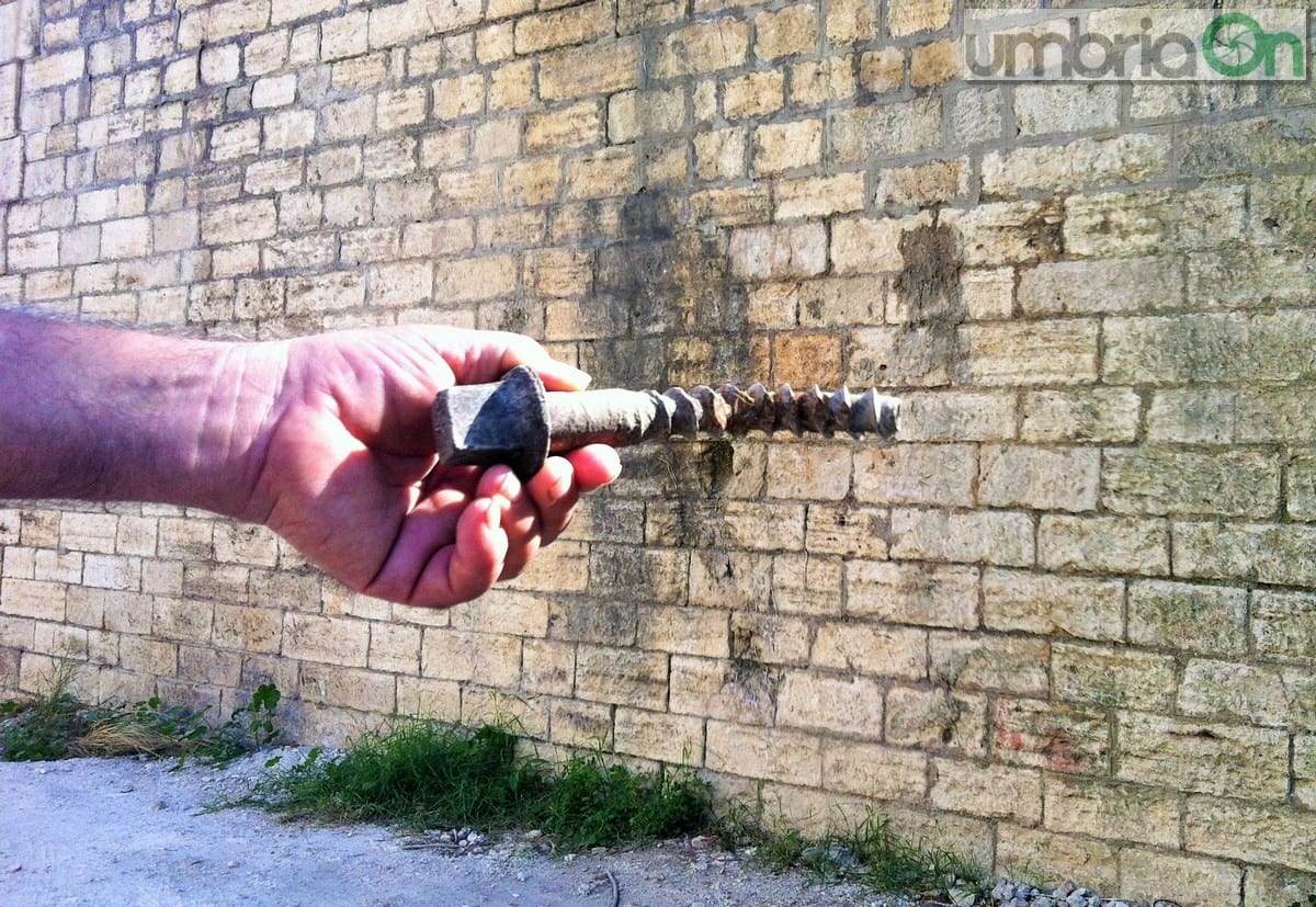 Un pezzo di ferro caduto sulle case