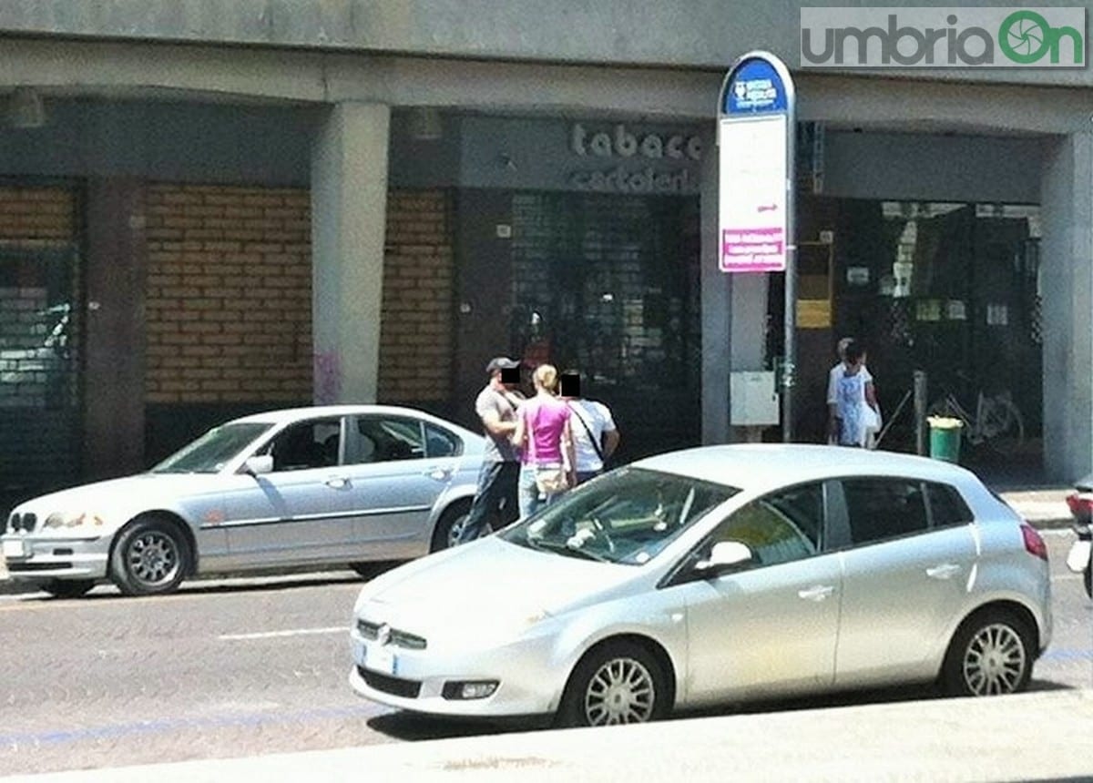 Mani al collo e scoppia la lite