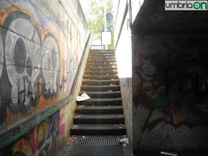 Le scale del sottopassaggio in via Di Vittorio