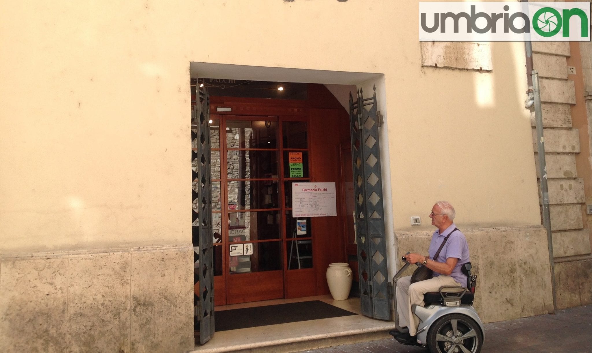 Il gradino che impedisce l'ingresso in farmacia