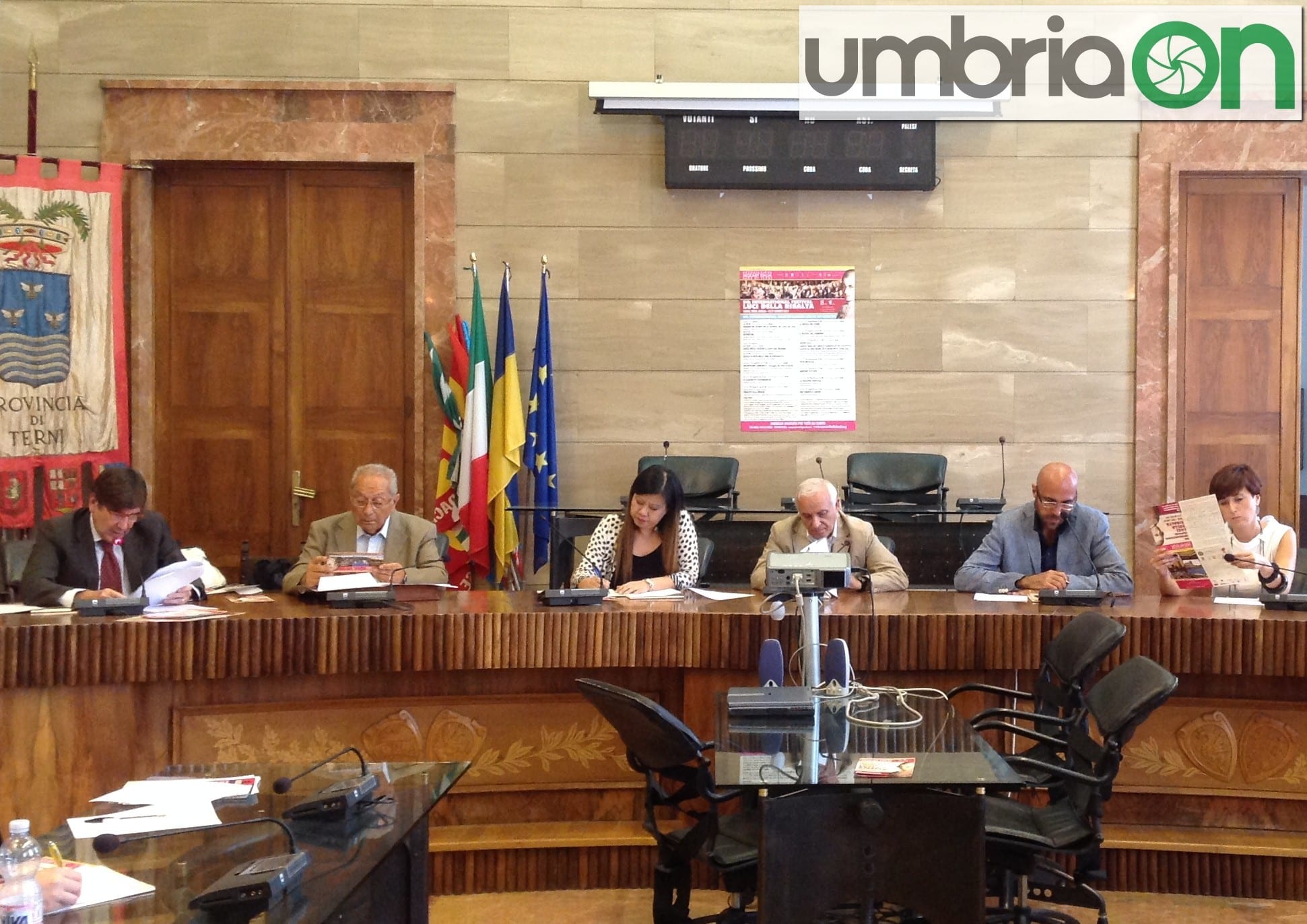 La conferenza tra le polemiche