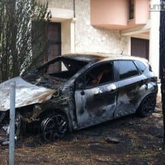 Bruciata auto al prete: c’è un testimone
