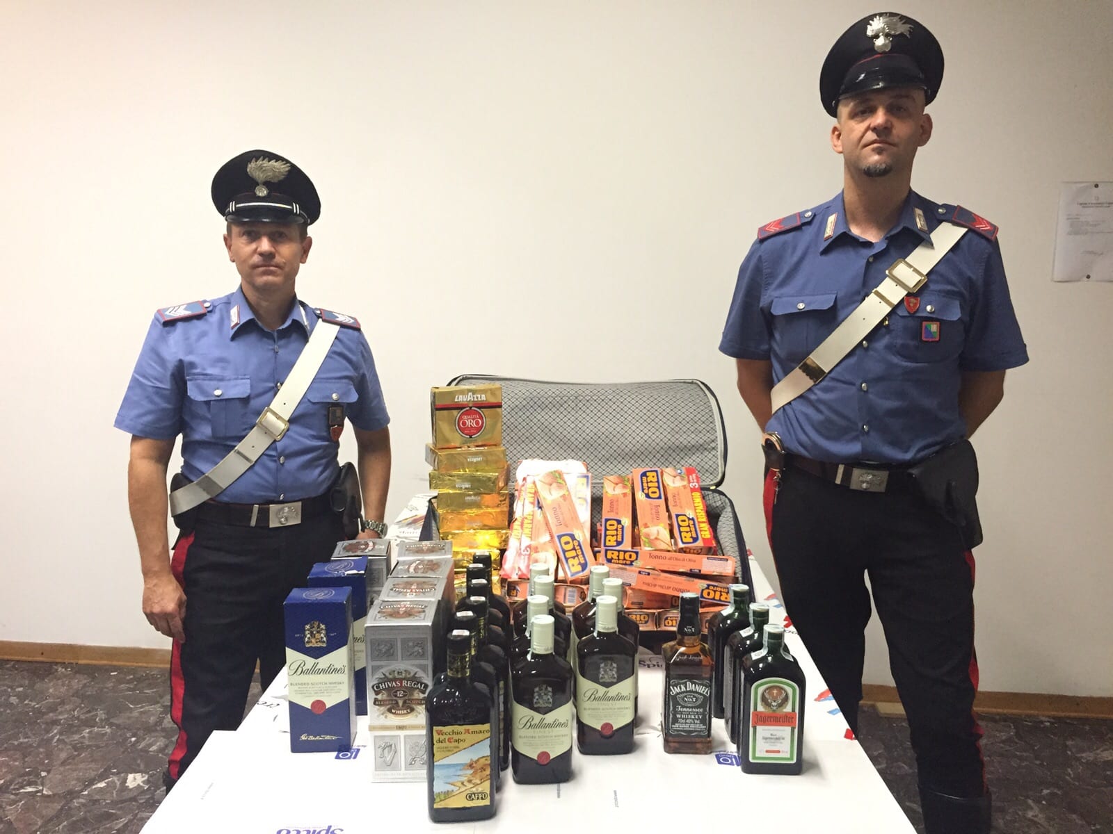 Umbertide, rubano al ‘super’: arrestati