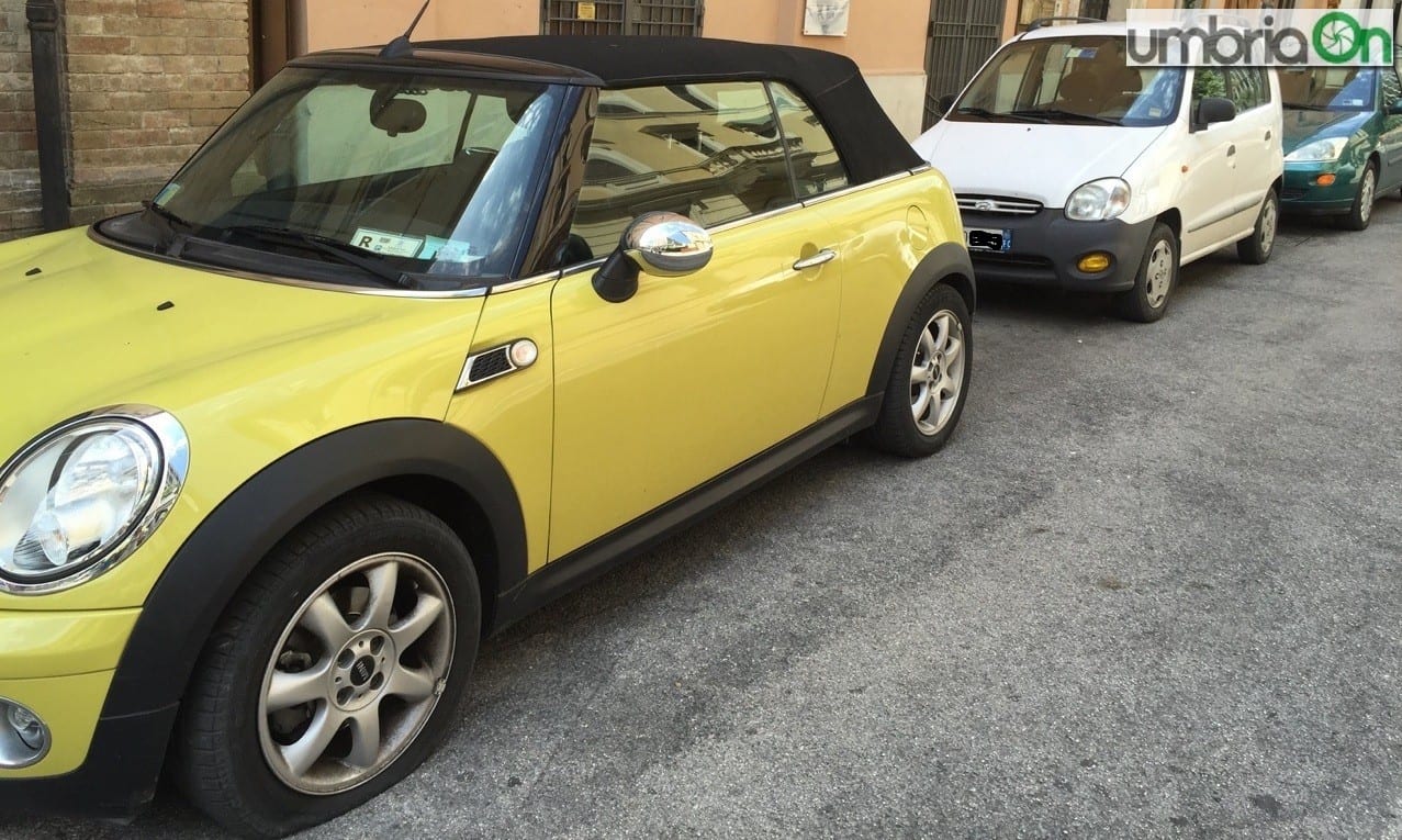 Una delle auto danneggiate