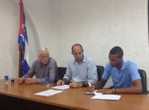 La firma con Ankara (foto voleybolunsesi.com)