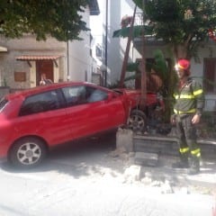 Assisi, auto demolisce contatori del gas