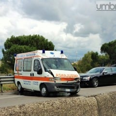 Perugia, ambulanza sbanda a Collestrada