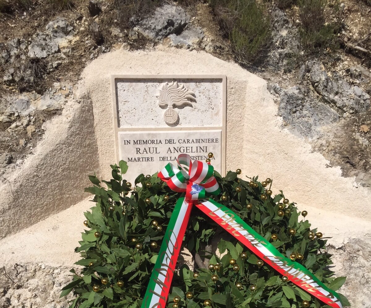 La lapide che ricorda il carabiniere