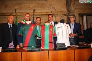 Simone Longarini in Comune con le nuove maglie