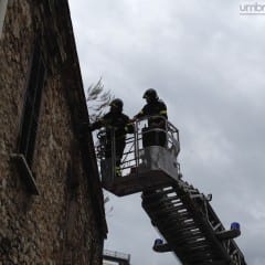 Cornicioni a rischio, palazzo perde i pezzi