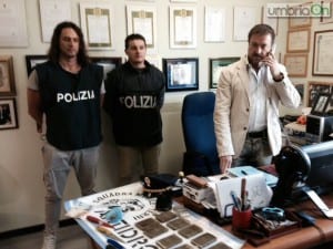 Il dirigente della Mobile Alfredo Luzi con la droga sequestrata