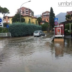 Terni, bomba d’acqua: borgo Rivo inondato