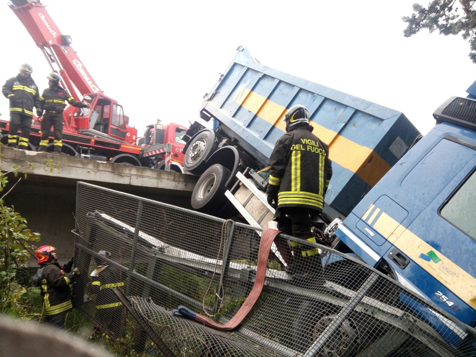 Sfonda il guard rail: incidente sulla E45