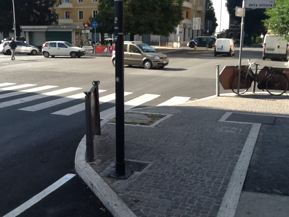 Terni, ‘giù’ una pianta: «Monumento al nulla»