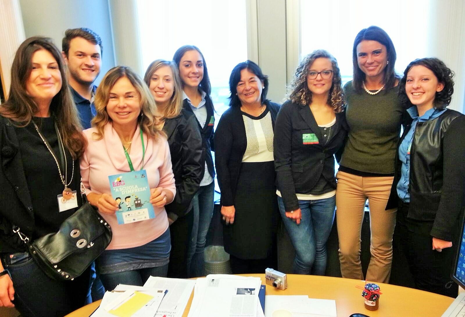 Foto di gruppo con Simona Bonafè