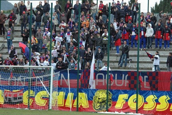 I tifosi della Narnese (Foto Asd Narnese calcio, archivio)