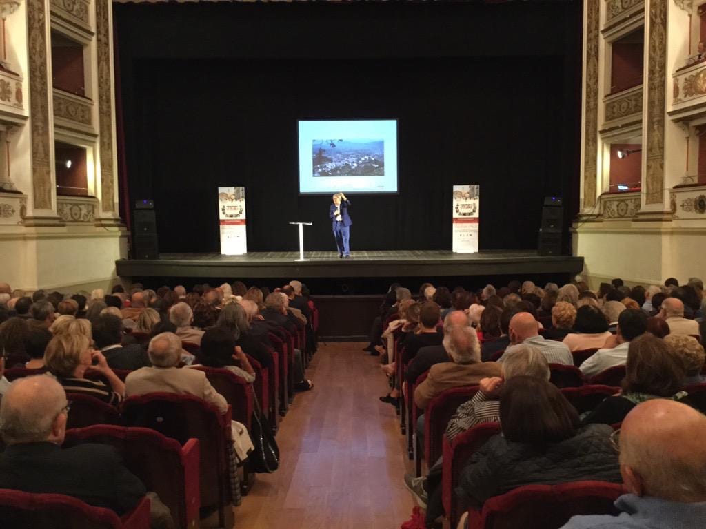 Vittorio Sgarbi sul palco del ‘Menotti’
