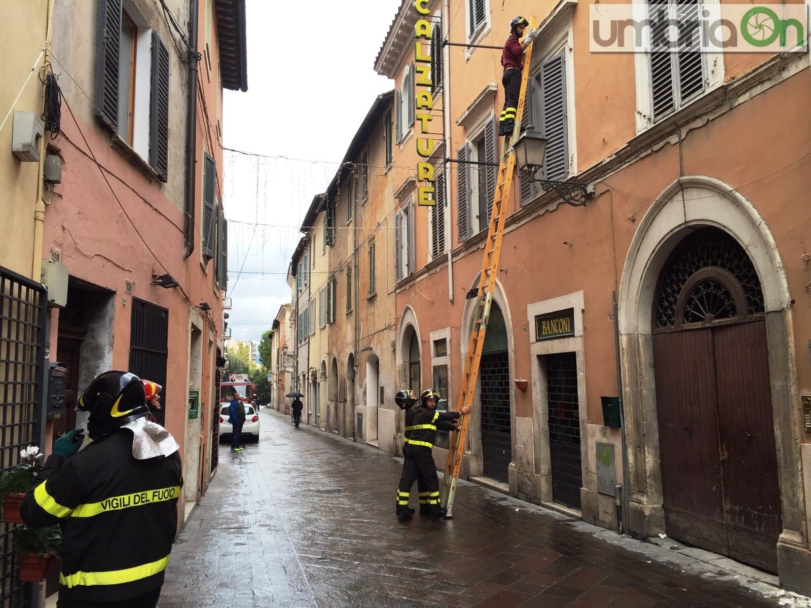 Pericolo tegole in via Roma: inagibilità