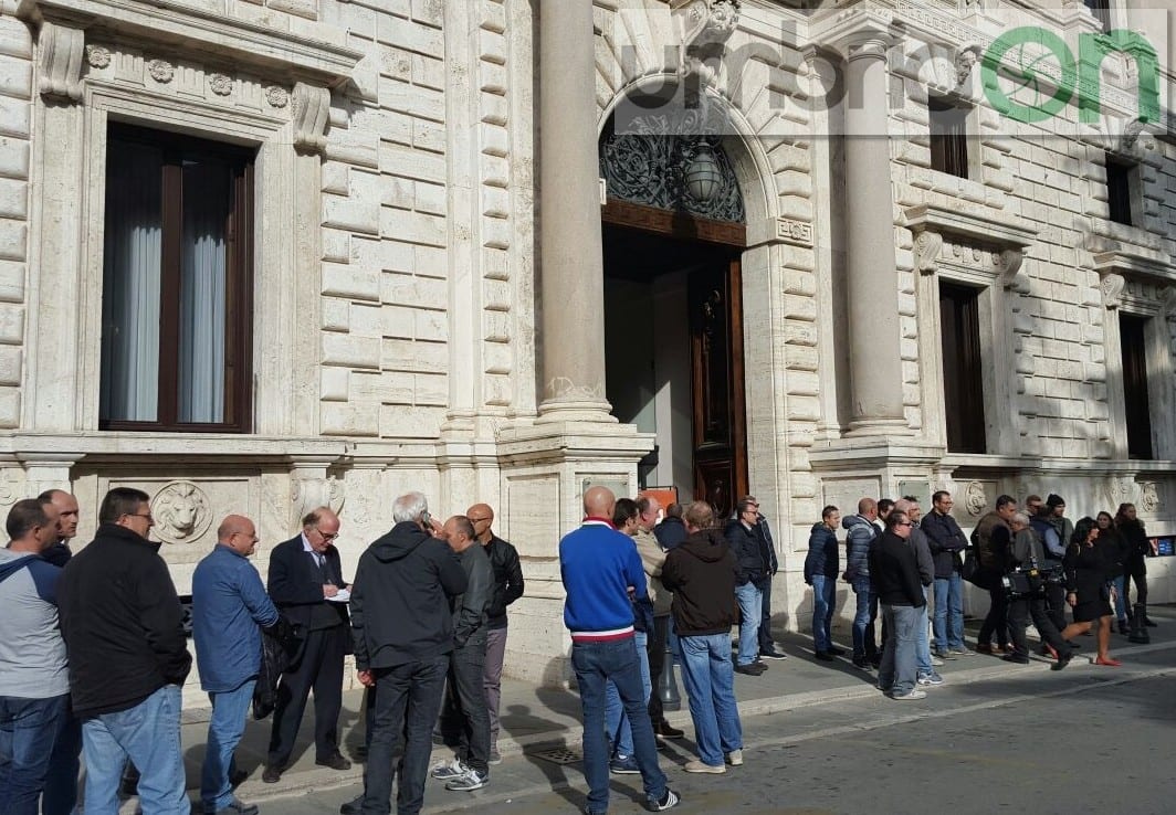 Un sit-in dei lavoratori davanti alla Regione nel 2015
