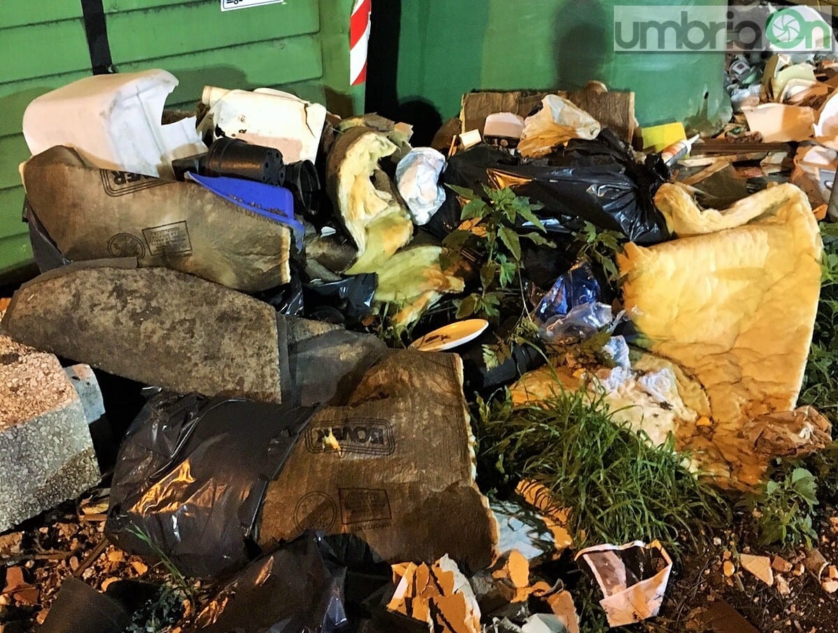 Una montagna di rifiuti a Campitello