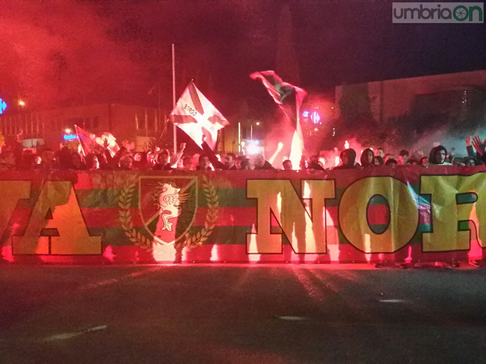 Derby, i tifosi rossoverdi: «Vincete per noi»