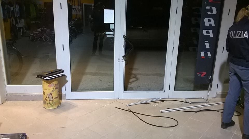Il negozio violato dai ladri