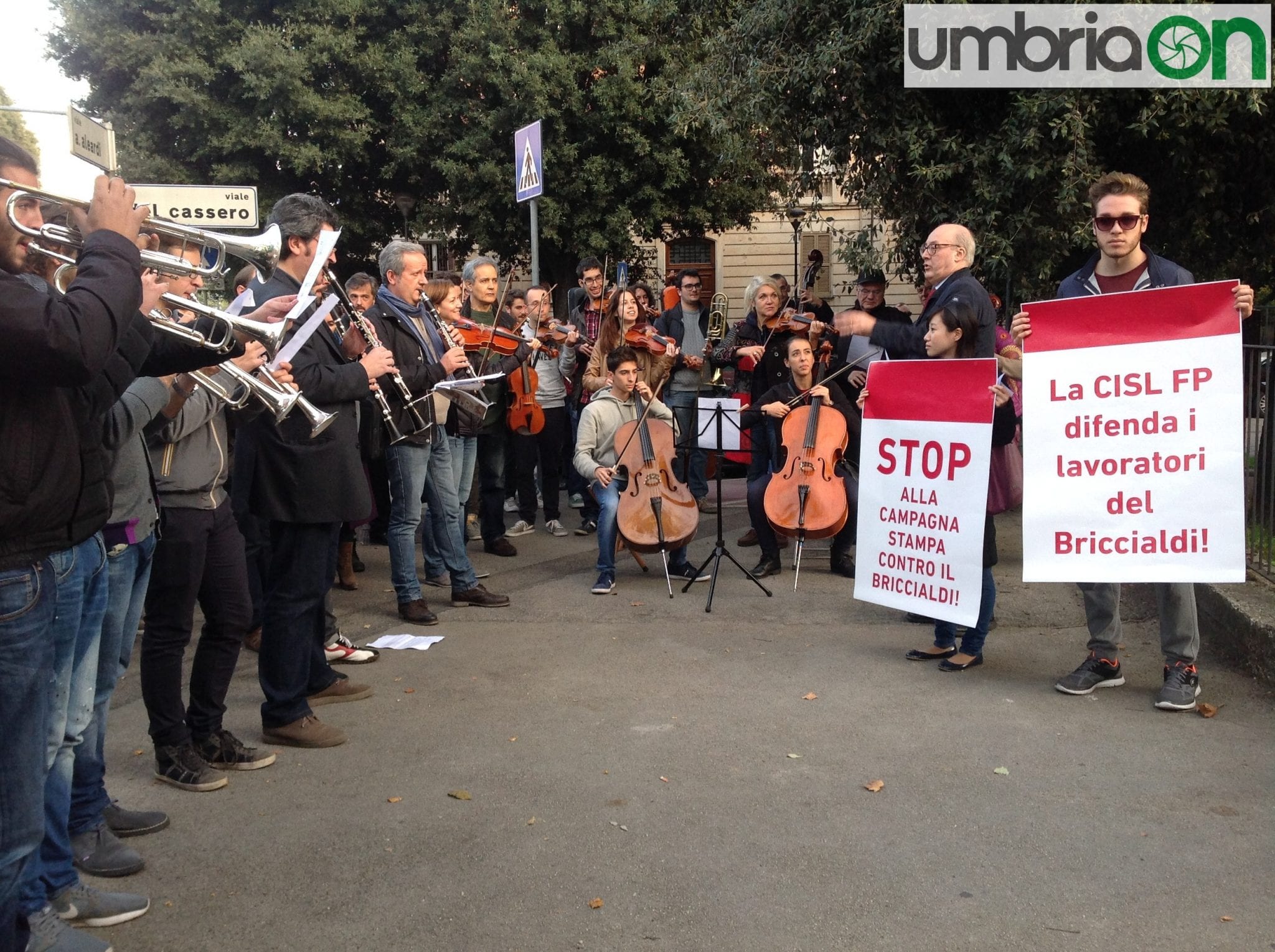 Una manifestazione dei docenti e degli allievi del 'Briccialdi'