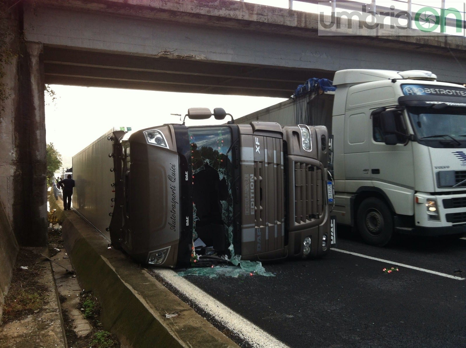 Il camion ribaltato