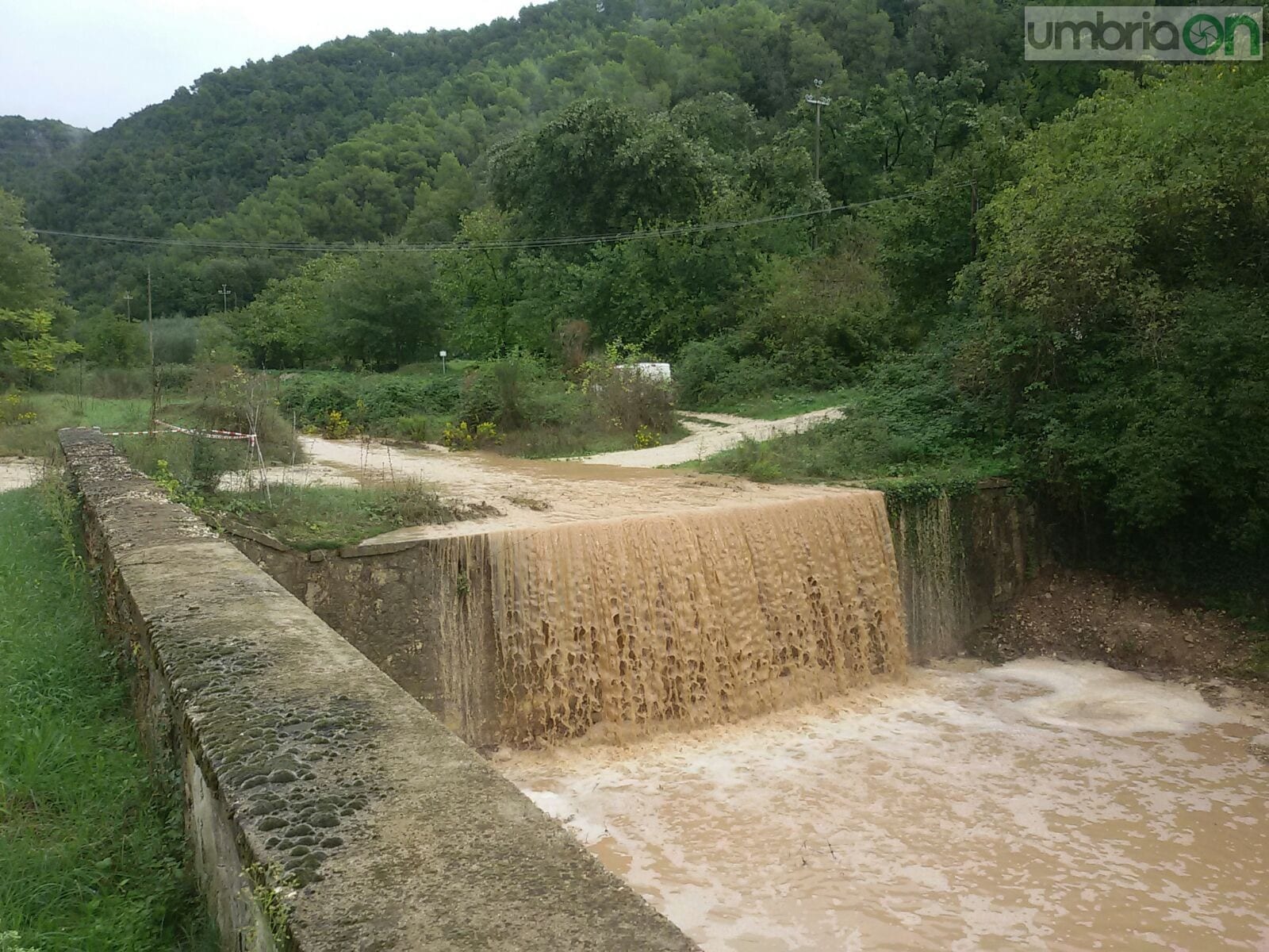Terni, il Tescino blocca la strada