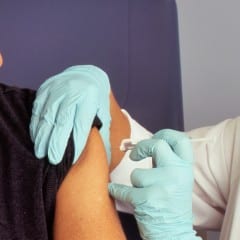 L’Umbria ‘taglia’ le scorte di Astrazeneca per vaccinare di più