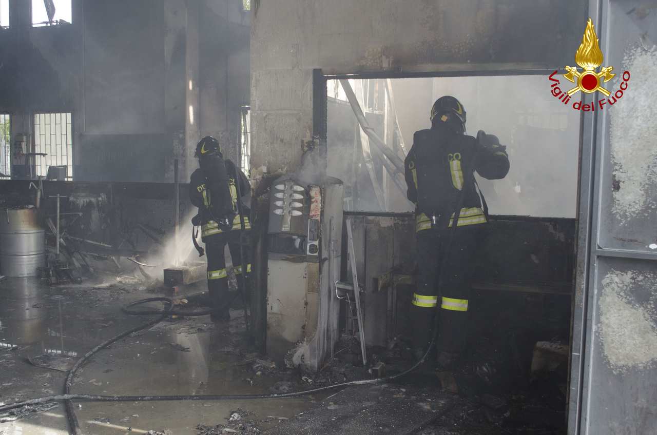 I vigili in azione all'interno dell'officina