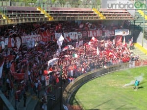 Gli oltre 1200 tifosi del Perugia all'ingresso in campo delle squadre