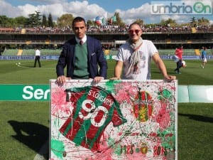 Simone Longarini con il quadro commemorativ