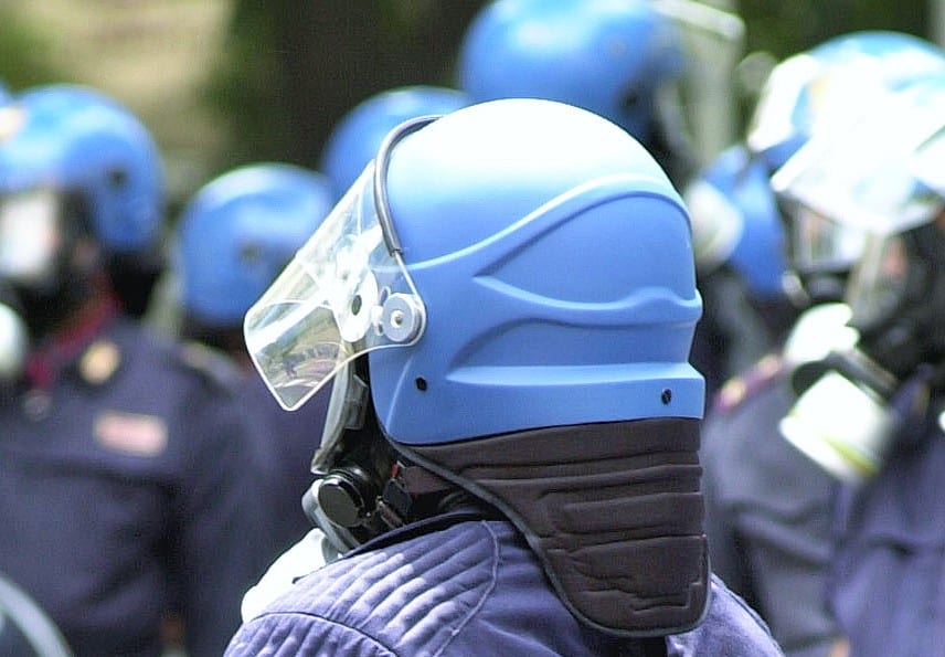 Terni, caschi vecchi: polizia in panne