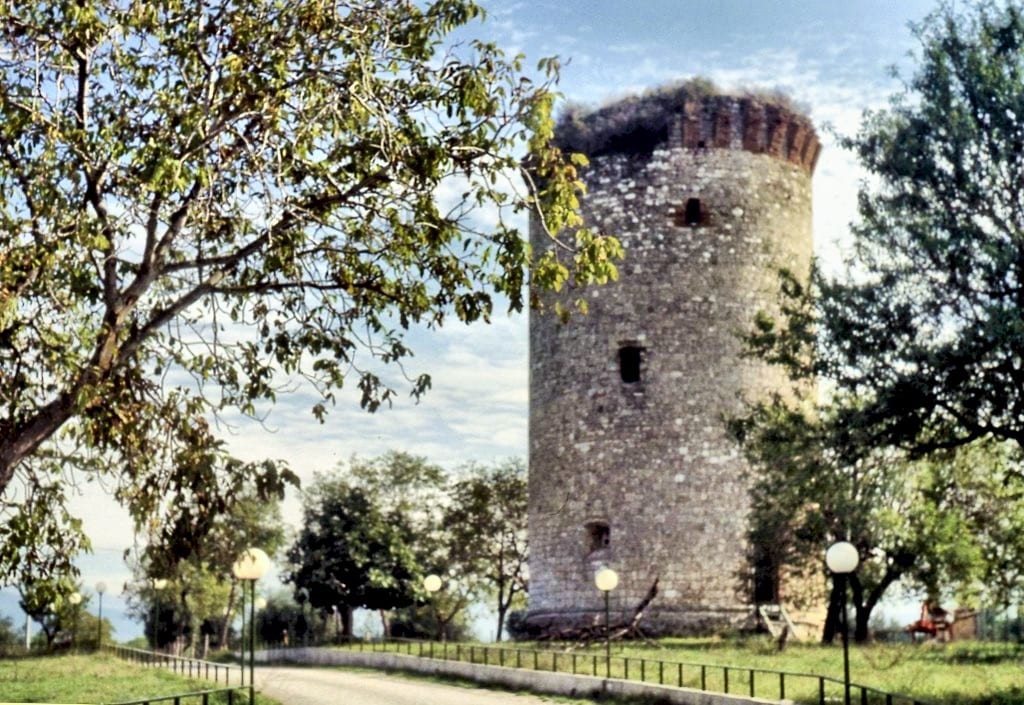 ‘Scacco’ alla Torre, Colleluna è in vendita