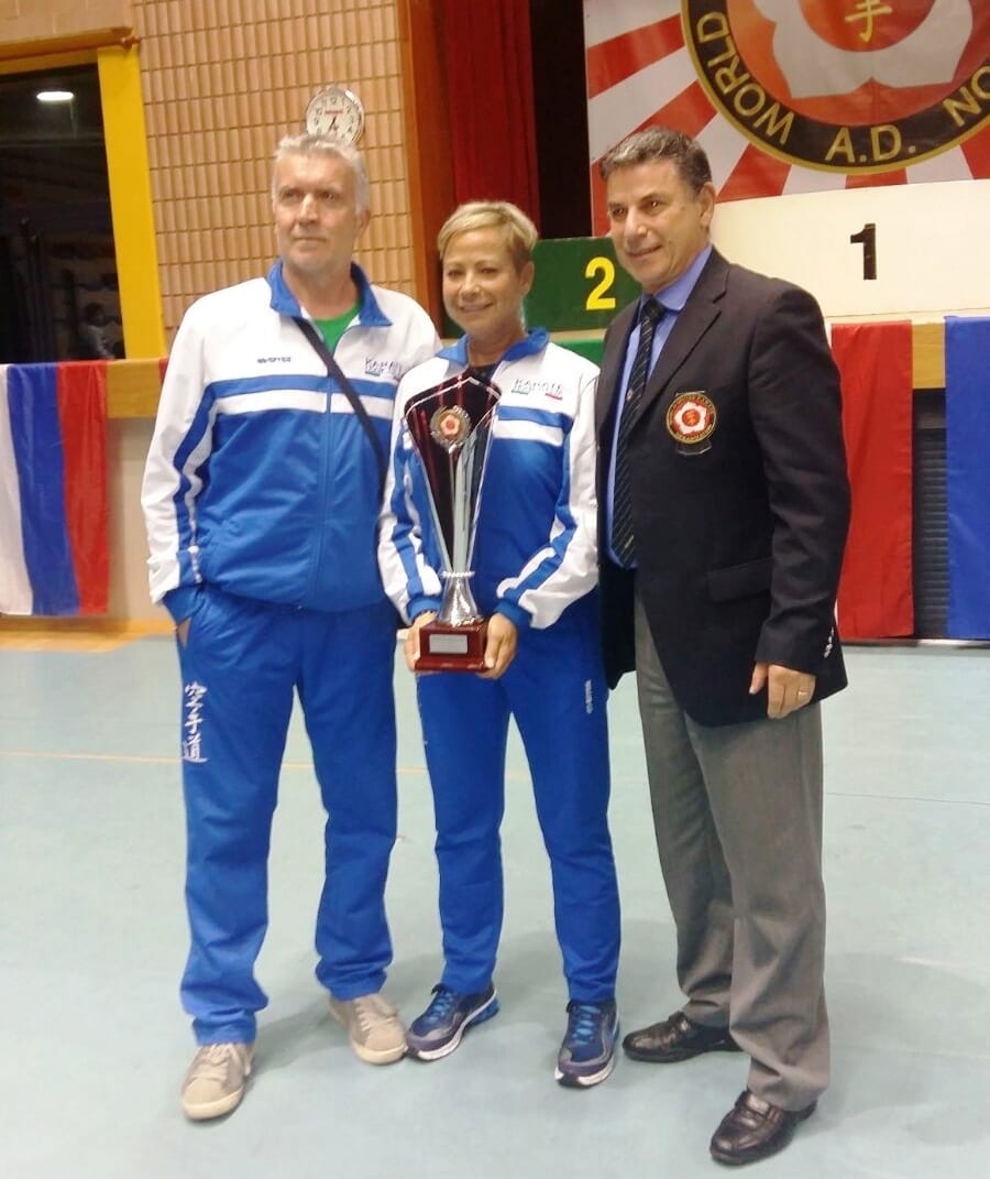 Lorenzo Calzola (a sinistra) con la Coppa del mondo