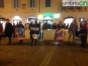 In piazza a Terni femminicidio