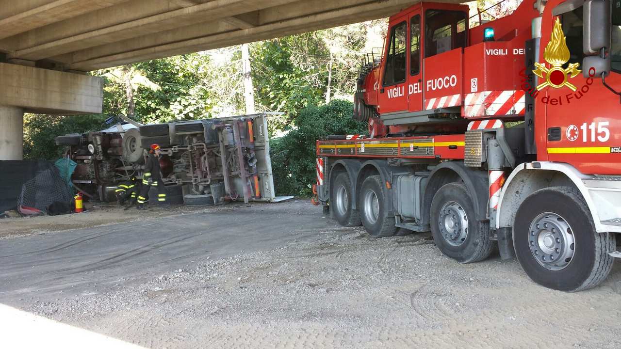 Perugia-Bettolle, camion si ribalta