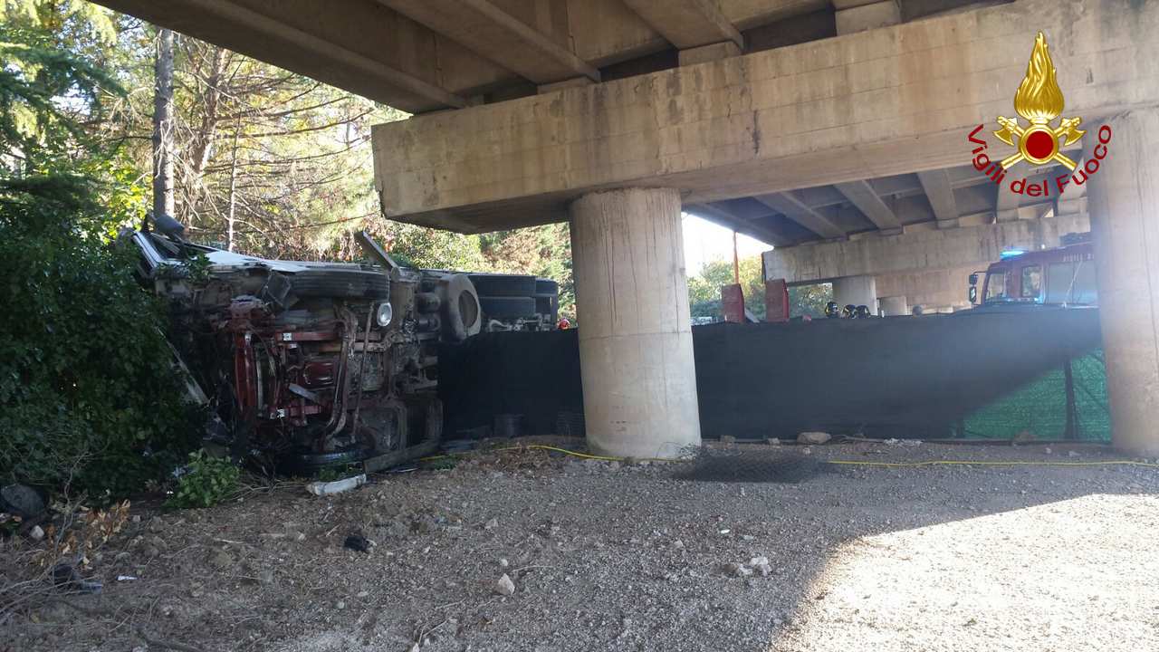 Perugia, camion ‘invade’ un cortile