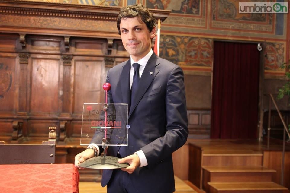 Il sindaco Andrea Romizi con il 'trofeo'