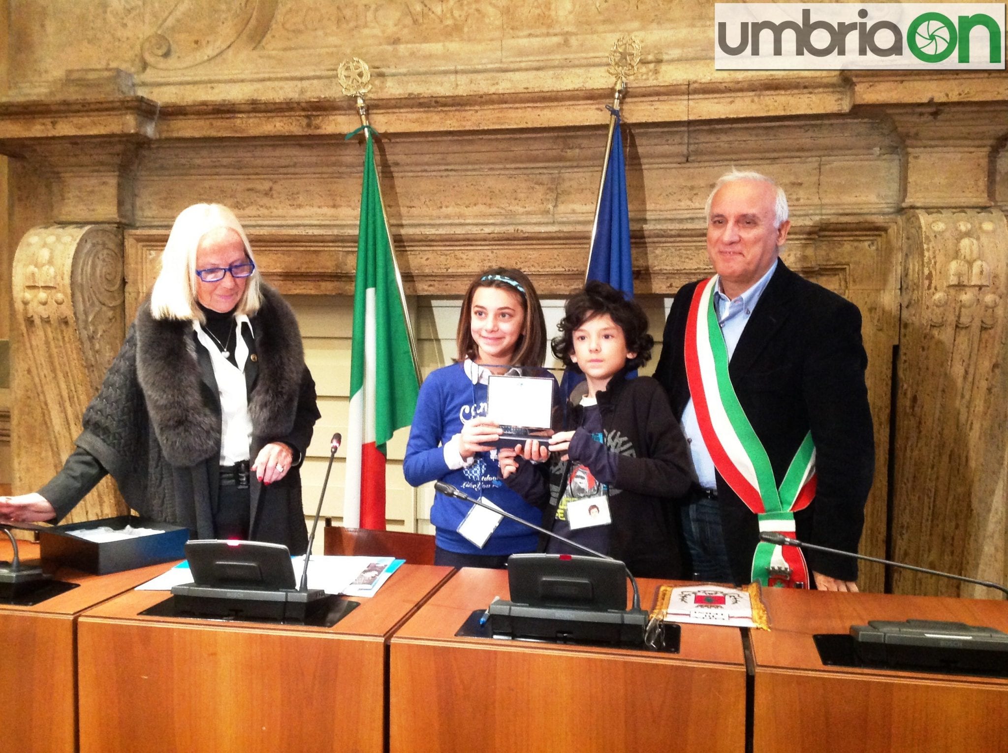 I bambini consegnano la targa al sindaco