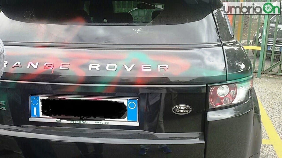 Una delle auto imbrattate