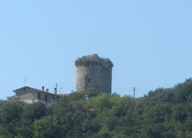 La Torre immersa nel verde (Foto Plino)