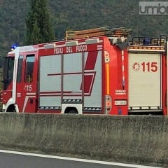 E45, auto in fiamme ad Acquasparta: code