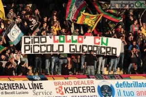 Lo striscione della curva nord per Lorenzo Massarelli