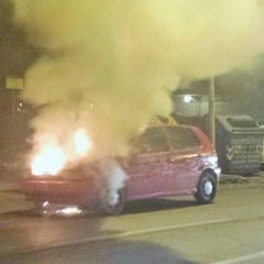 Terni, auto in fiamme in via Villafranca