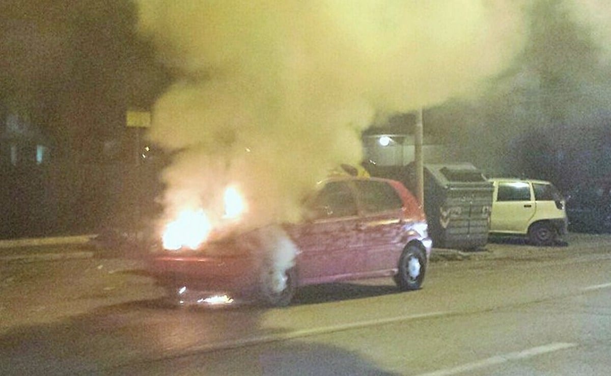 L'auto in fiamme